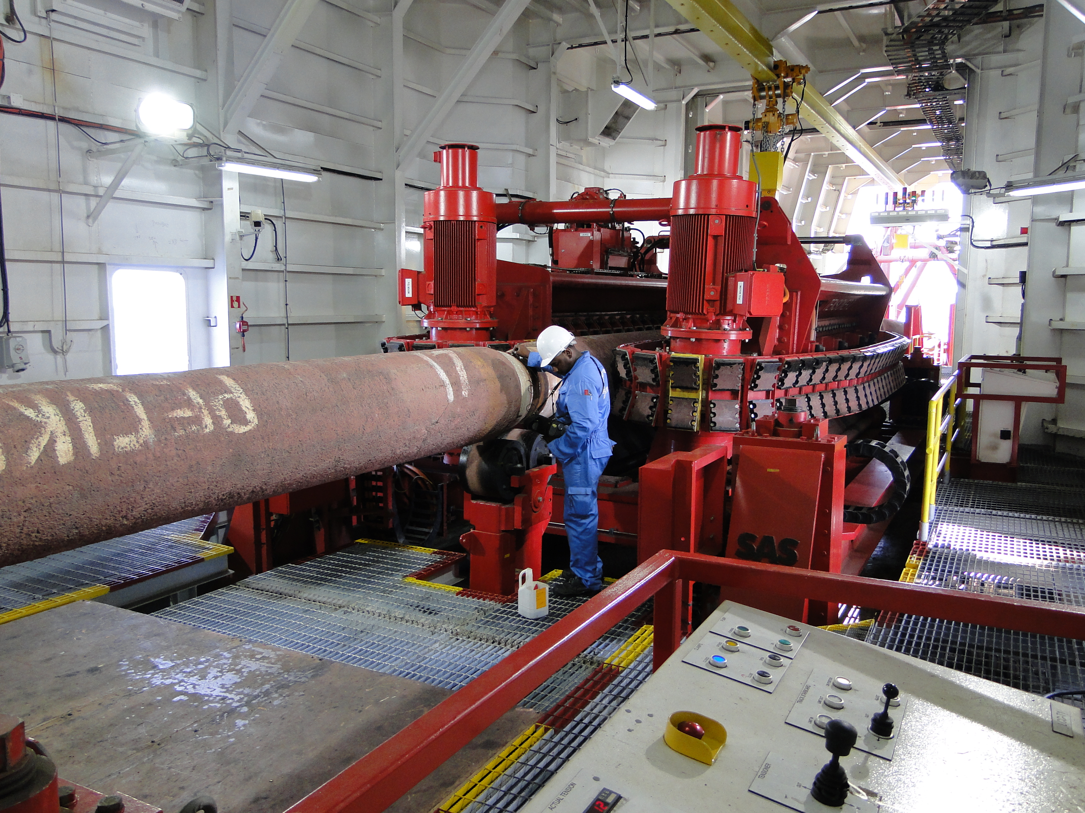 Pipelay tensioner in operation 