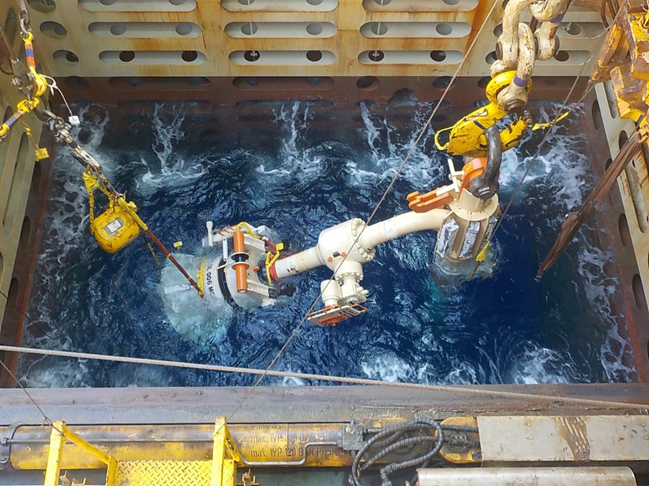 Visual of deployment through moon pool of a second end connection, with gooseneck down