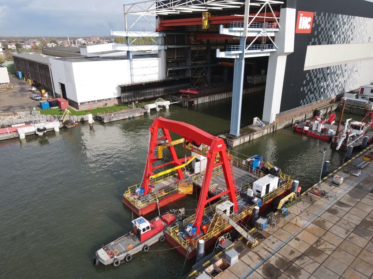 Launch and recovery platform for the URM after being launched Launch and recovery platform
