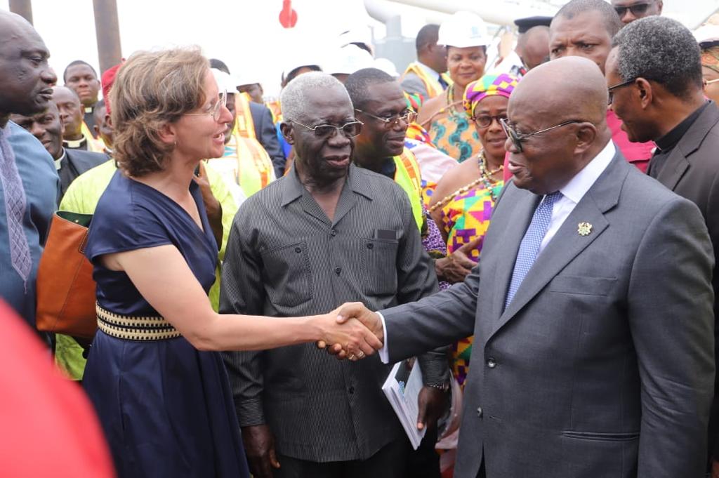 Catina Geselschap shaking hands with his excellency, Nana Addo Dankwa Akufo-Addo, President of the Republic of Ghana