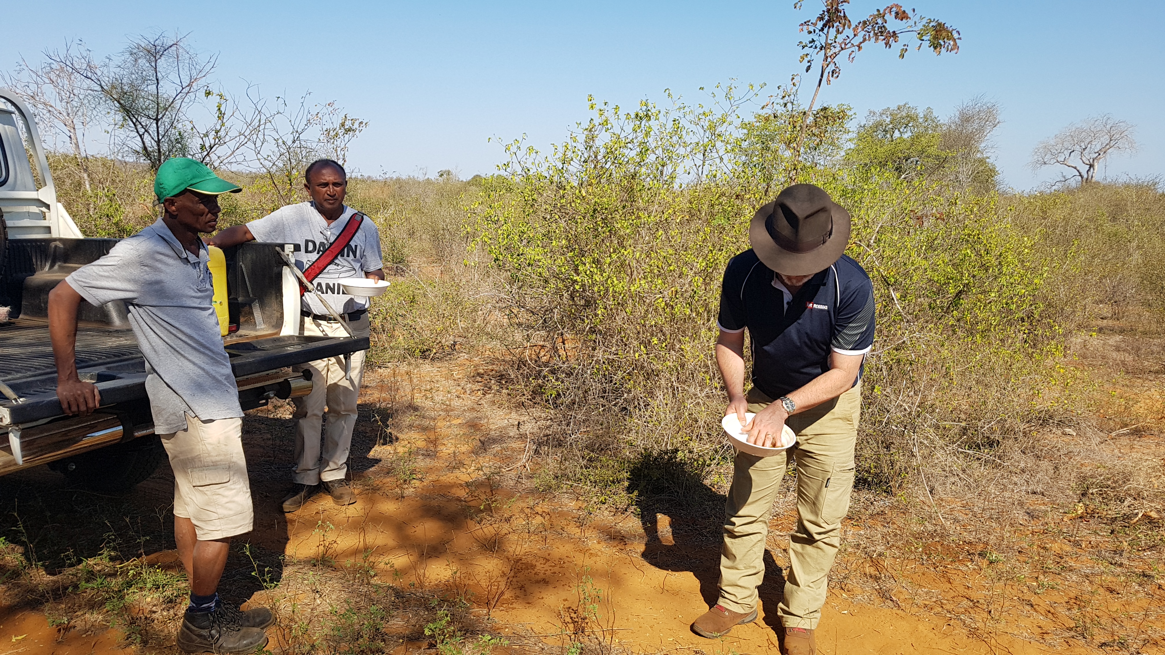 Field panning to determine Heavy Minerals content