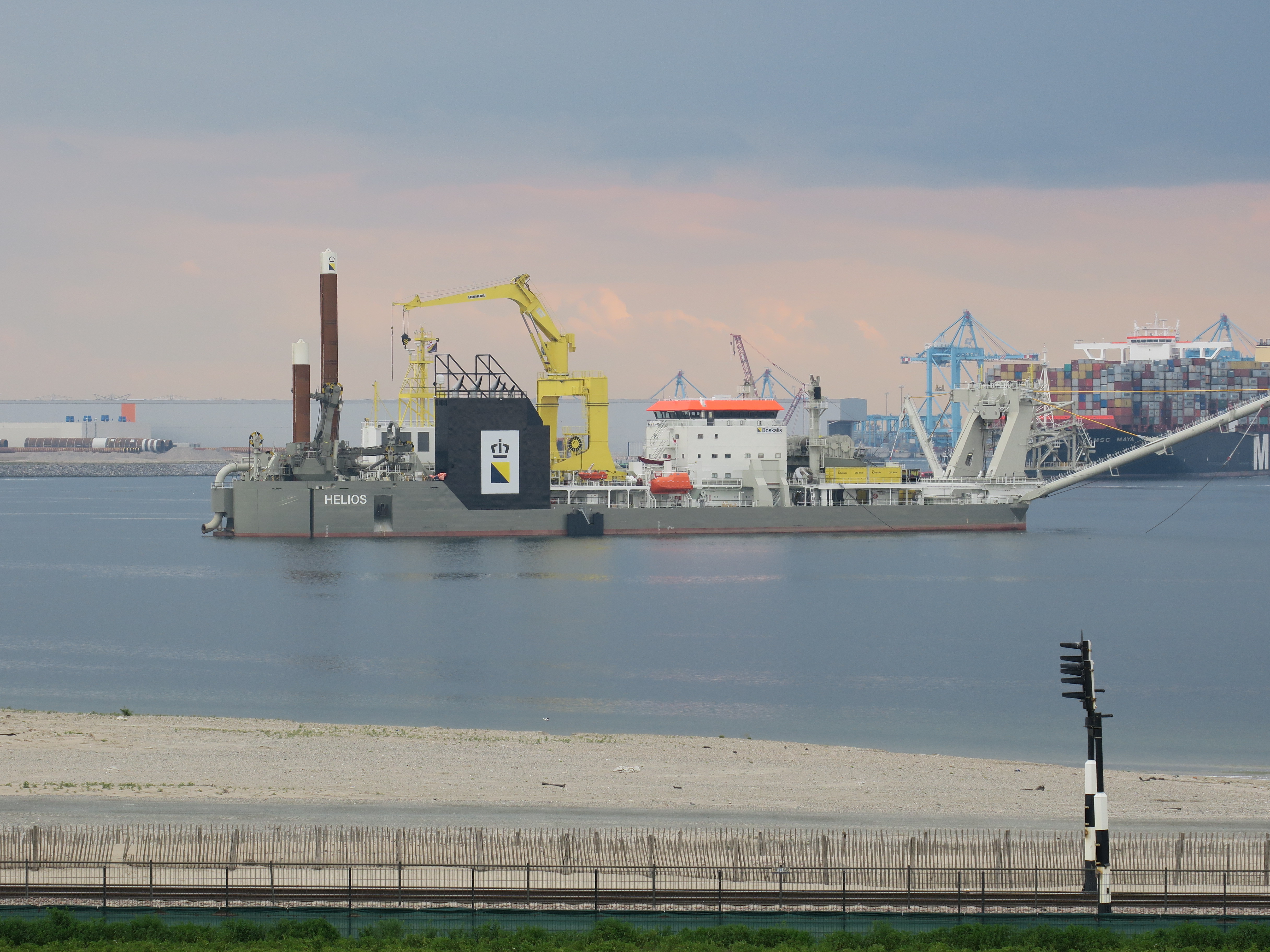 CSD Helios at Maasvlakte 2