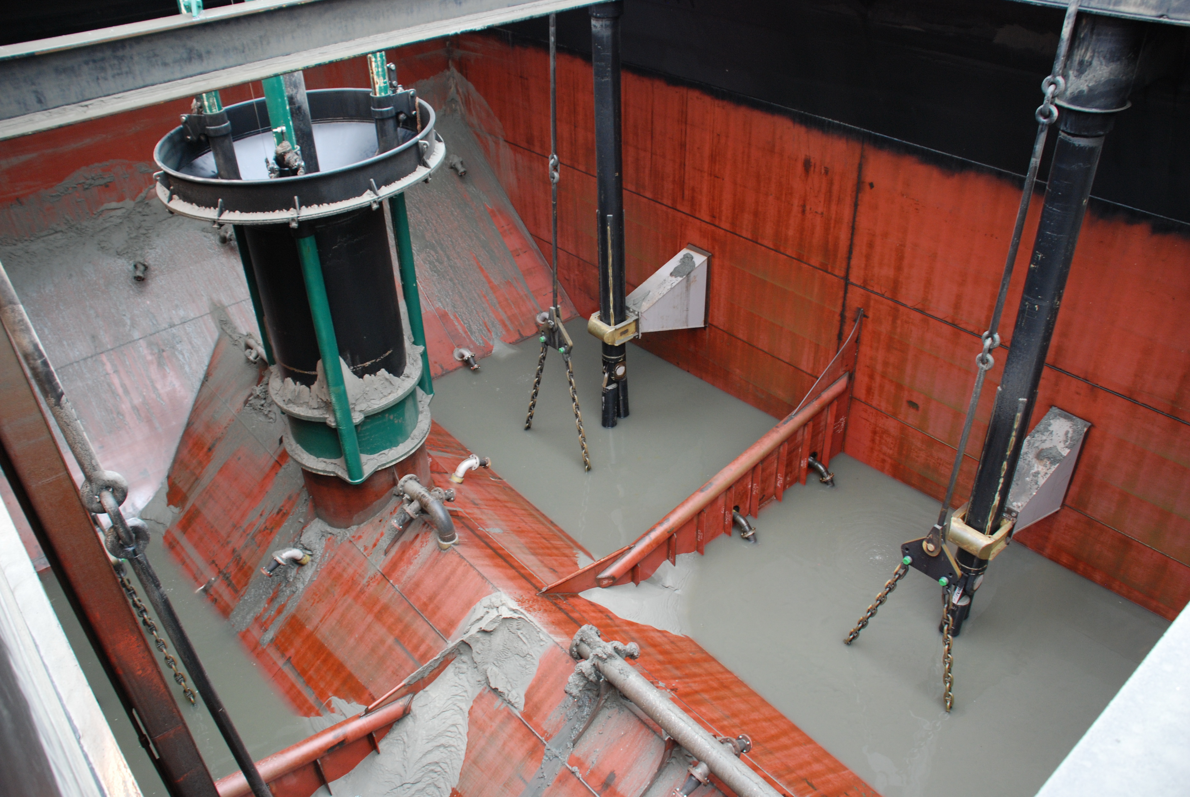 Bottom doors in a hopper dredger