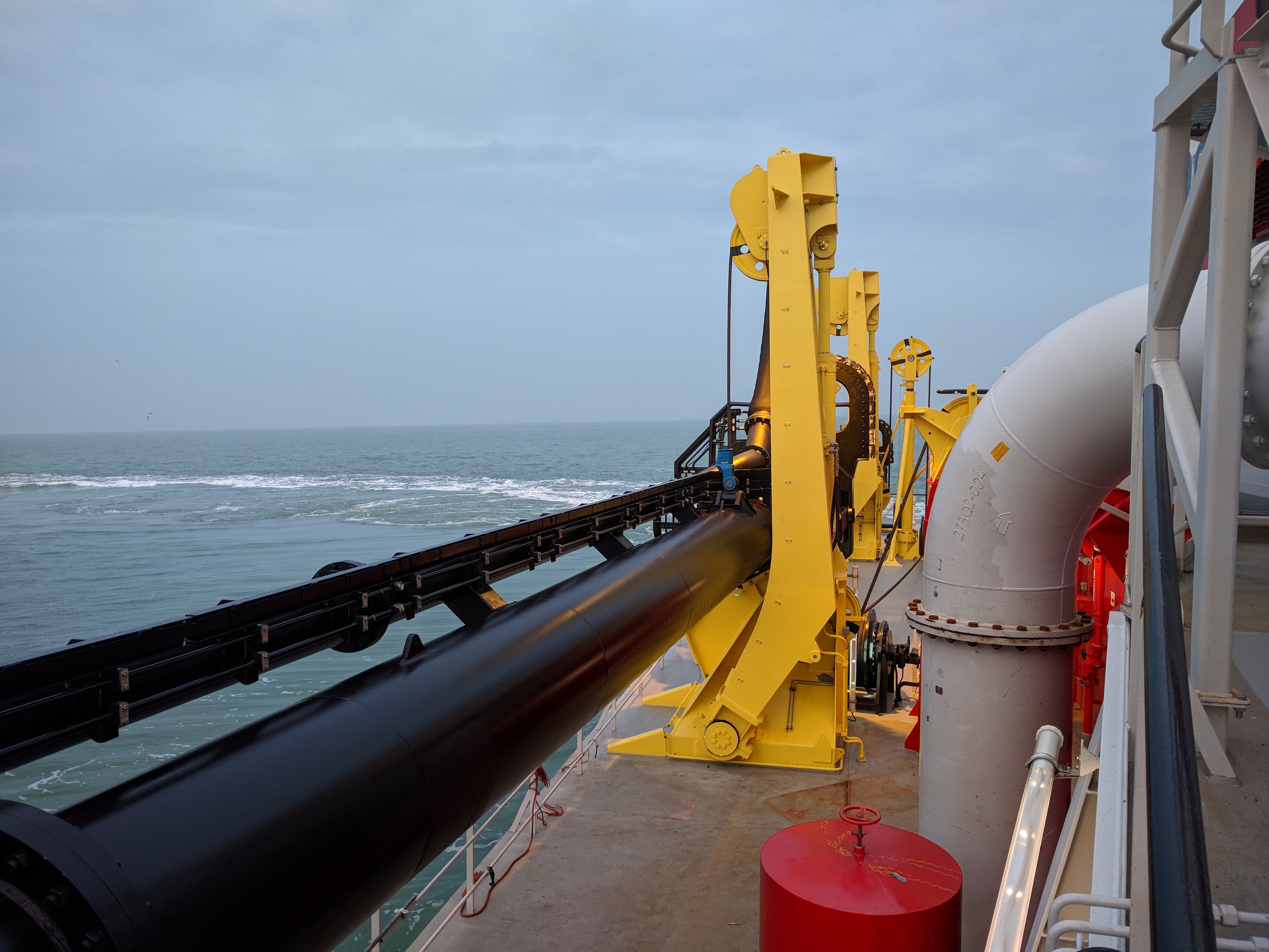 Gantries with trailing suction pipe Gantries with trailing suction pipe