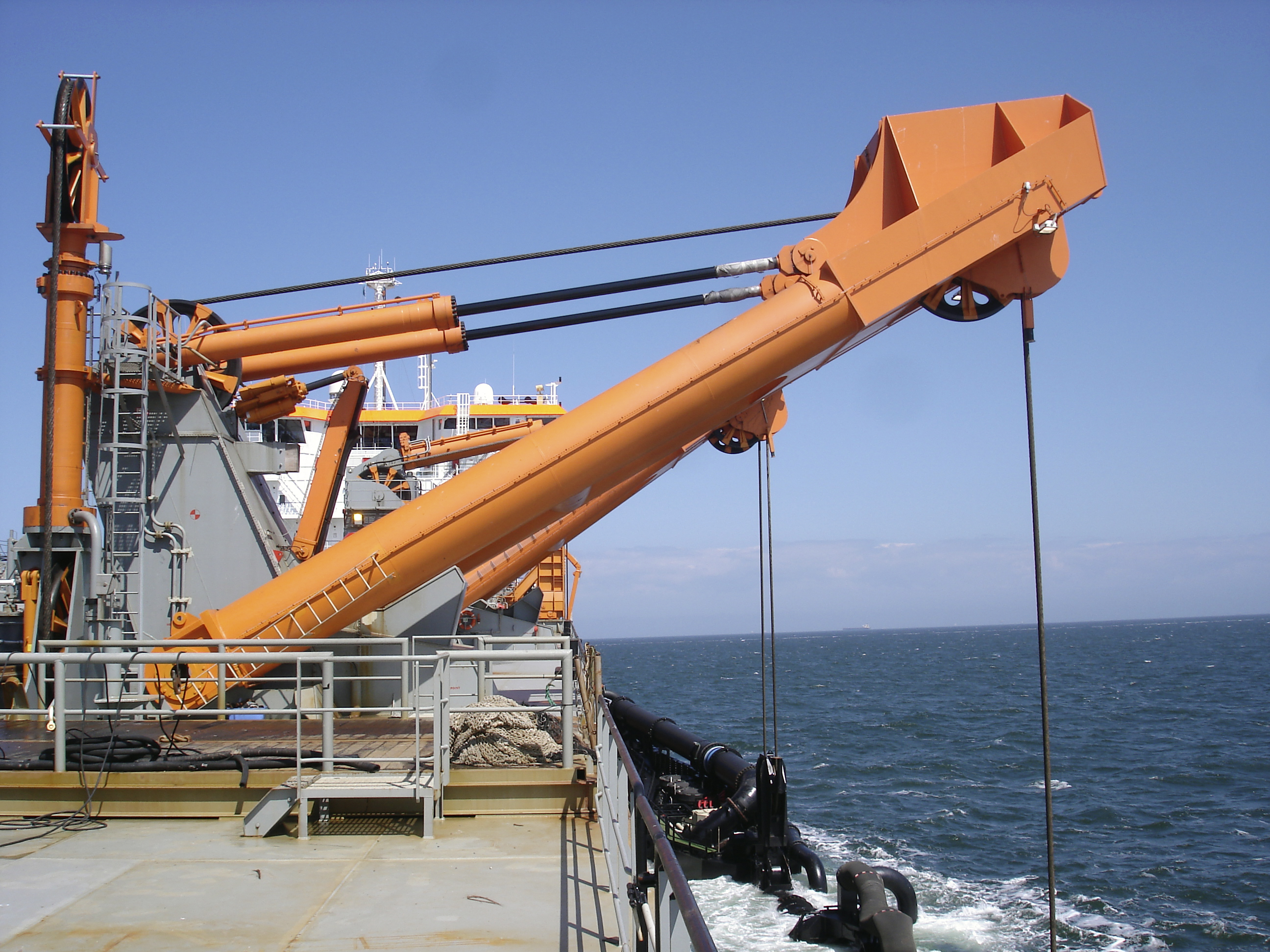 Gantries lifting the trailing suction pipe