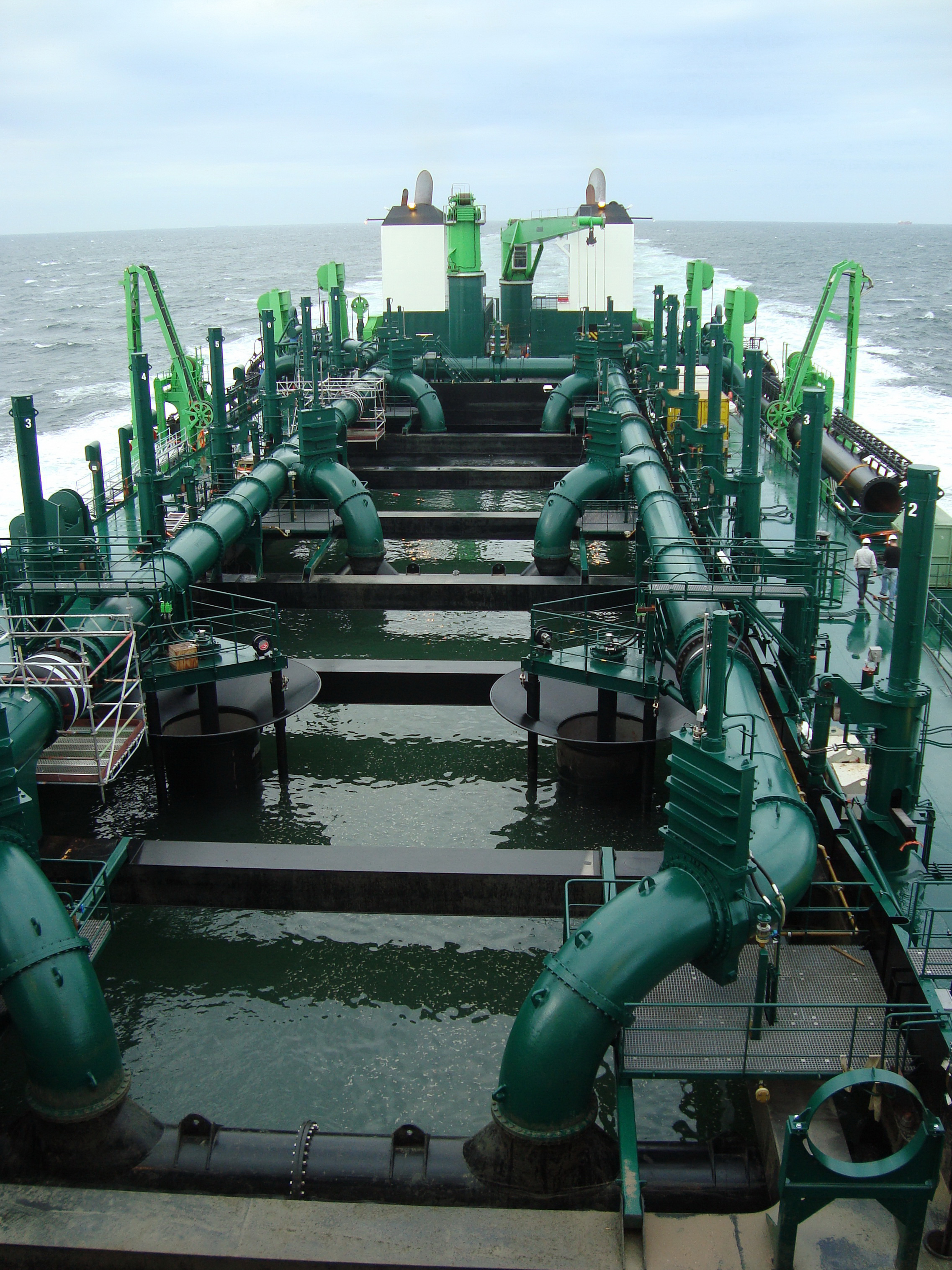Onboard pipelines dredge valves