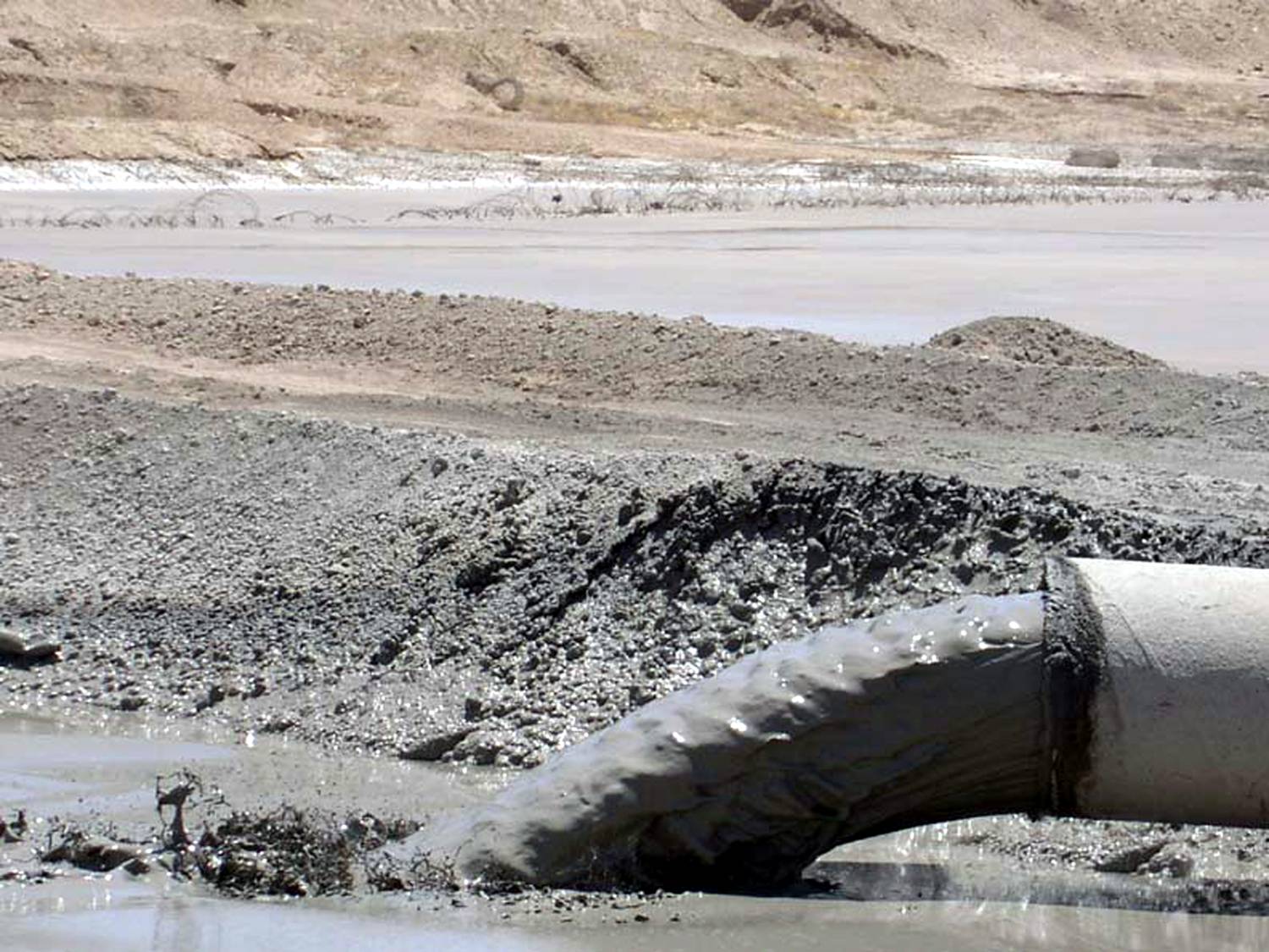 Slurry through dredge pipe system