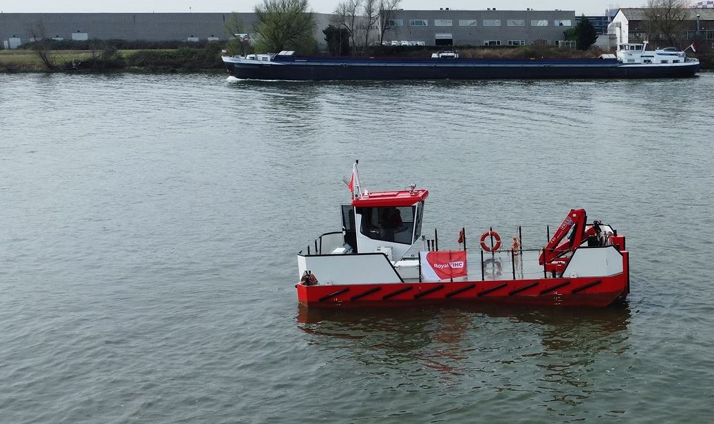 Delta Multi Craft workboat 1050 on the river