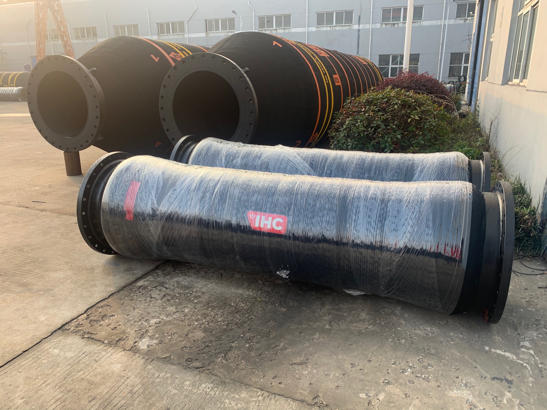 Pressure floating hose