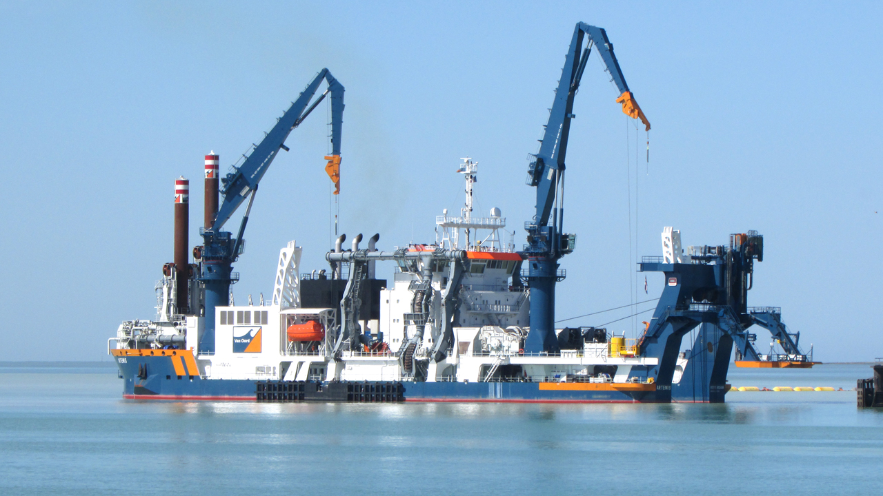 selfpropelled rock cutter suction dredger