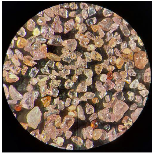 Coarse garnet products under microscope Coarse garnet products under microscope