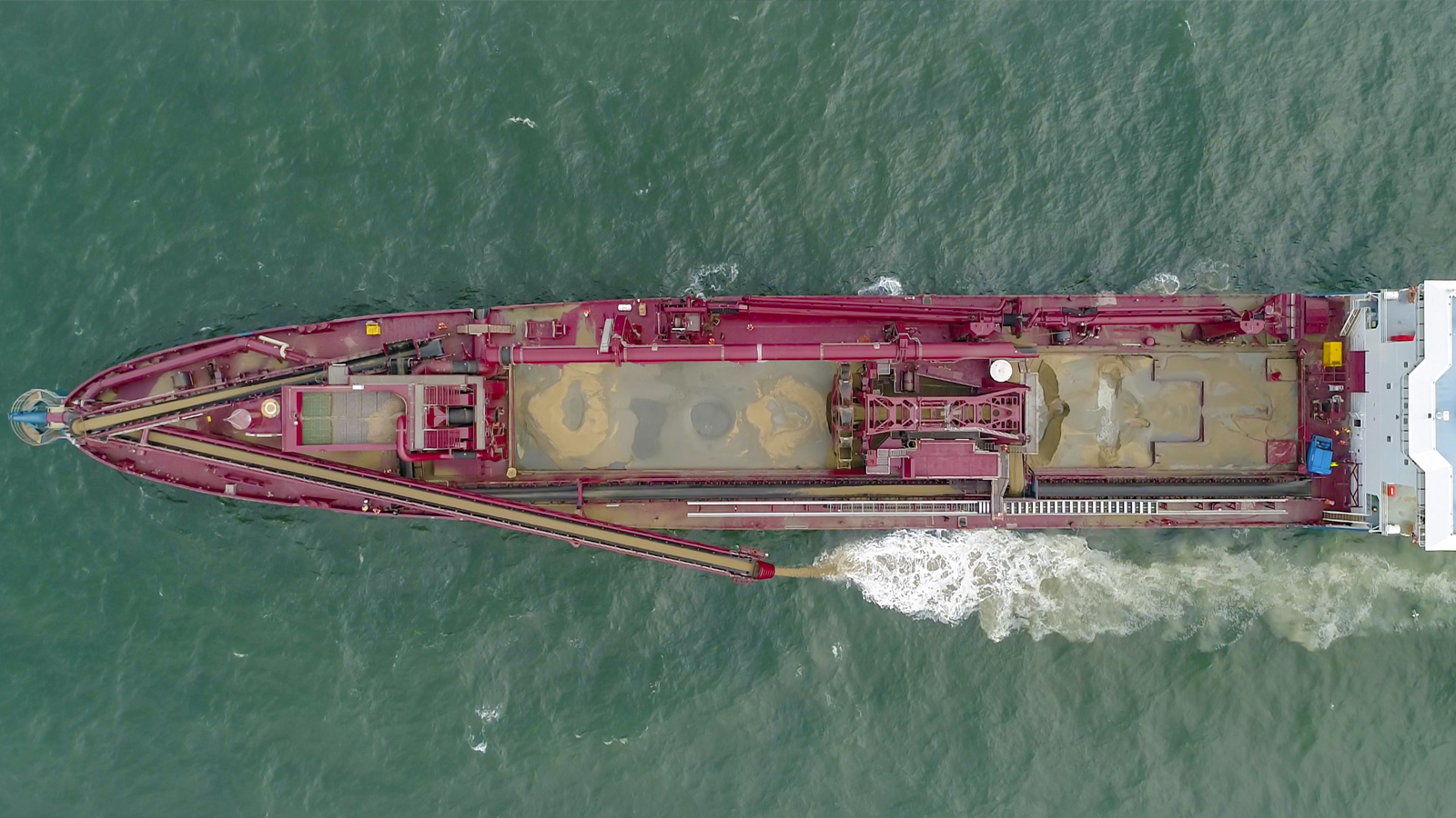 Active screening system at DC Orisant Gravel dredger DC Orisant with active screening system