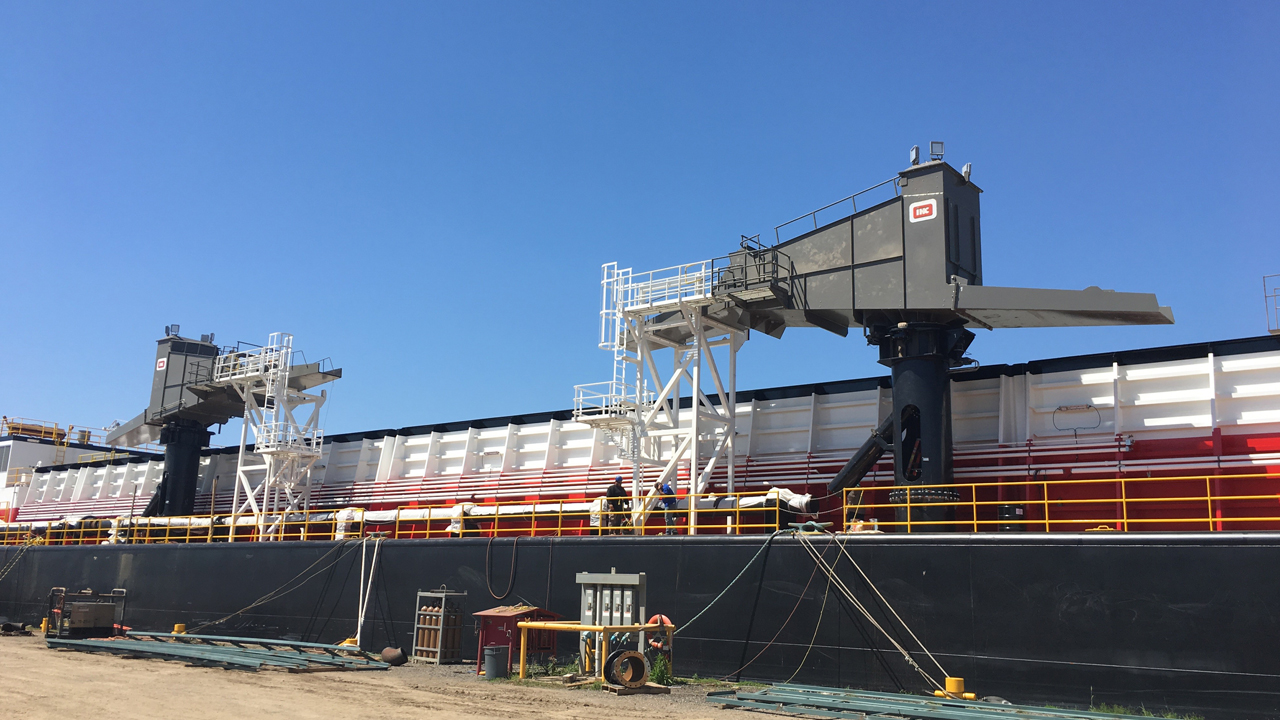 Two revolving screen towers alongside the hopper for optimal spreading inside the hopper