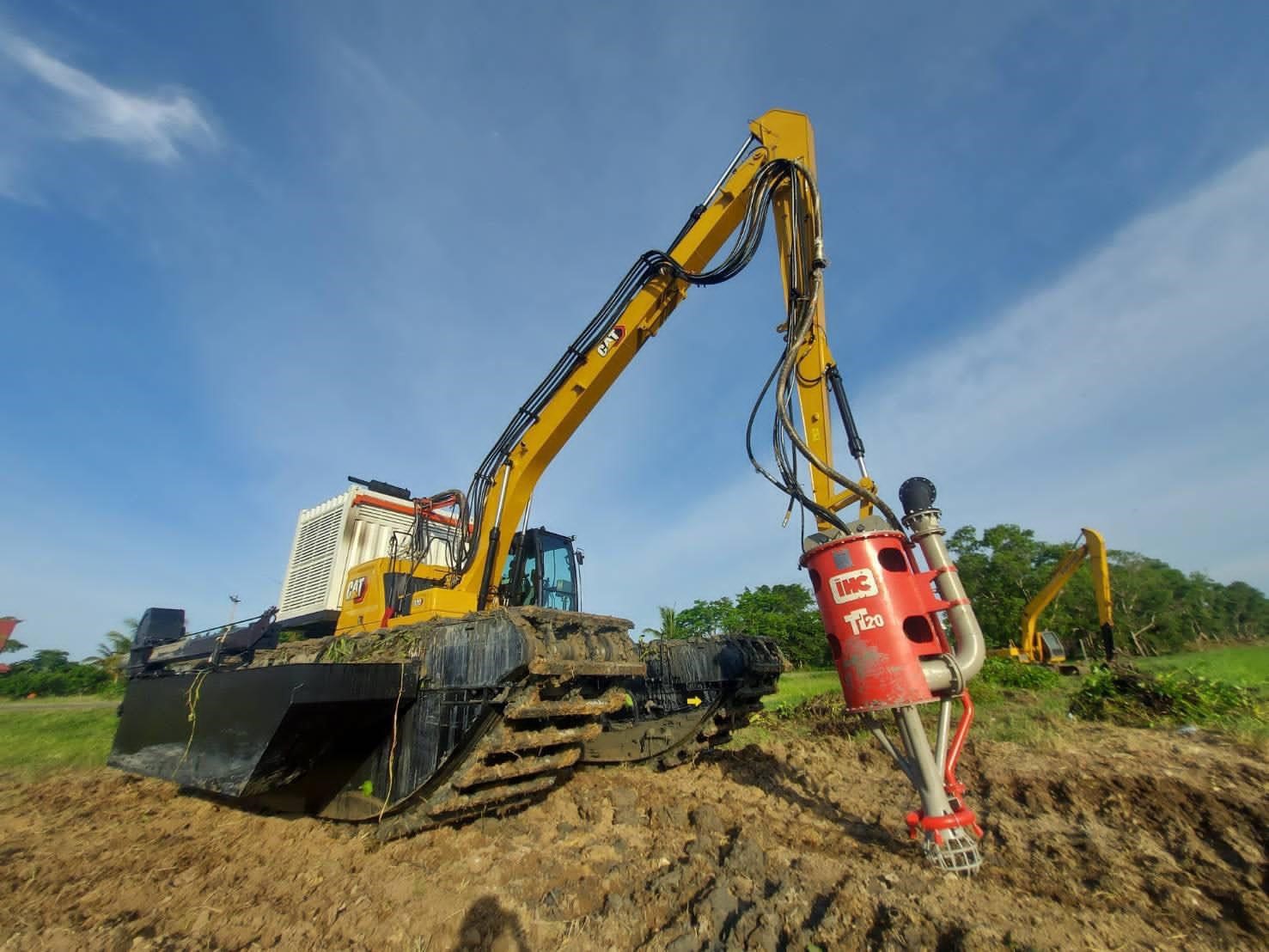 IHC TT-Pump attached to Amphibious Excavators for dredging in challenging areas like rivers, canals, swamps or marshlands. 