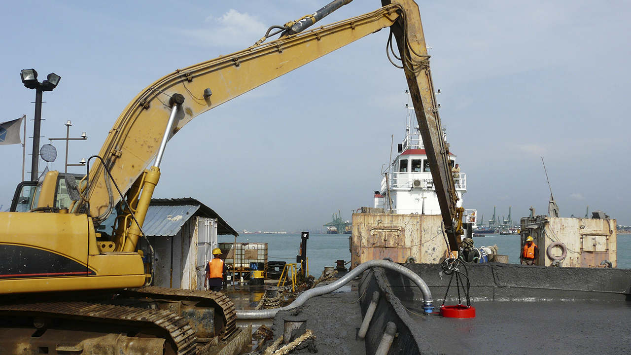 A TT-pump suspended from an excavator