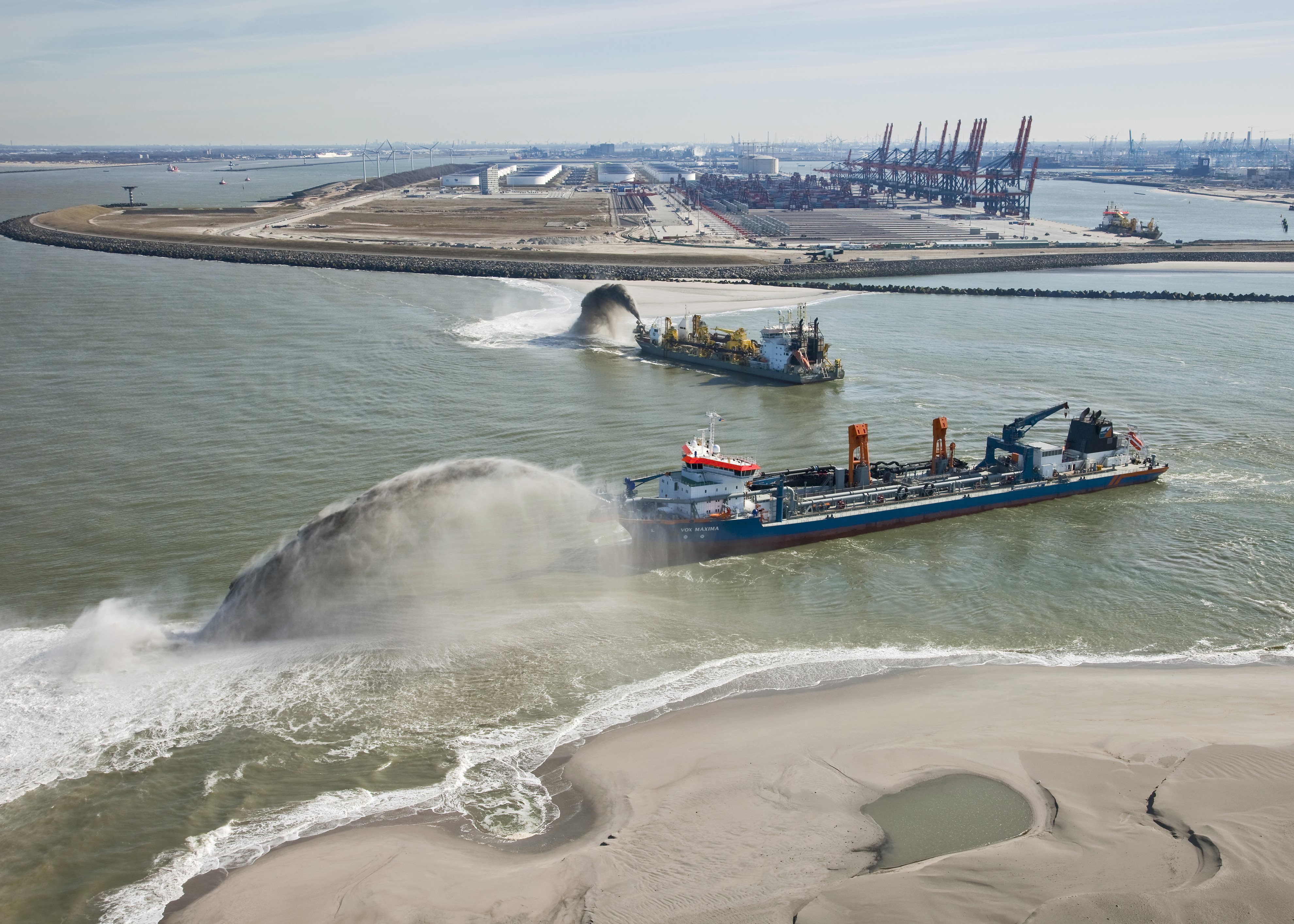 Construction of the Maasvlakte 2 in Rotterdam by two trailing suction hopper dredgers